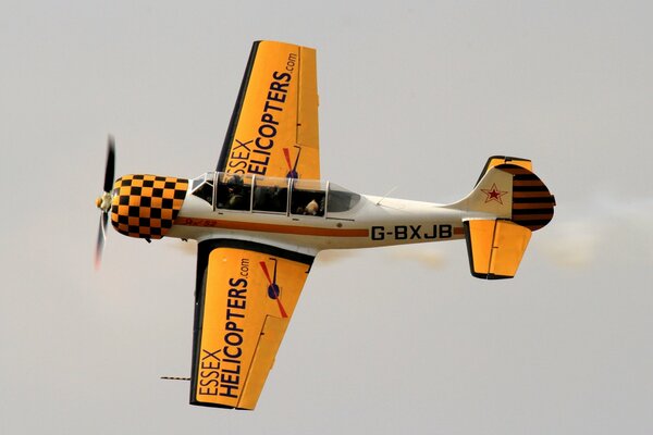 Avion d entraînement soviétique jaune dans le ciel