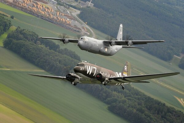 Un par de aviones antiguos de un posible enemigo