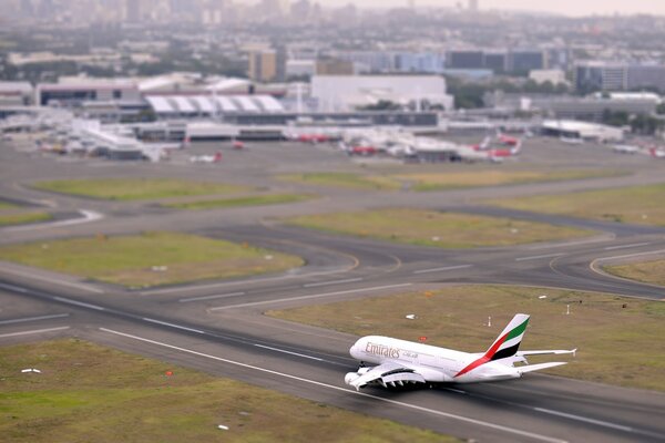 El día de la aviación, un Airbus A380 despega de la pista del aeropuerto