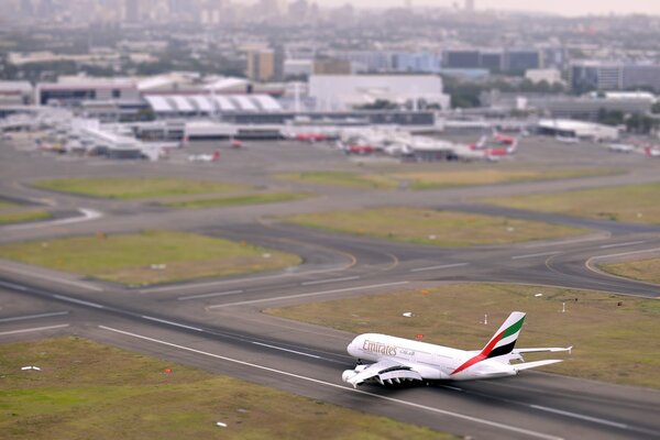 В день авиации со взлетной полосы в аэропорту взлетает аэробус а380