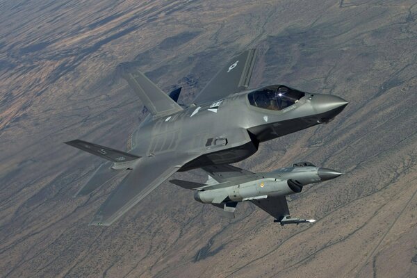 Avions de chasse américains f-35 et f-16 dans les airs