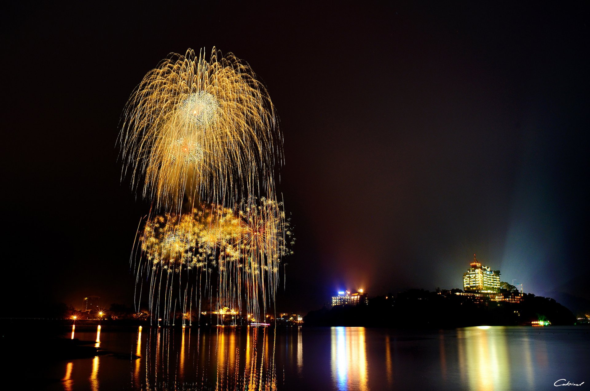 noche fuegos artificiales luces ciudad reflexión lago