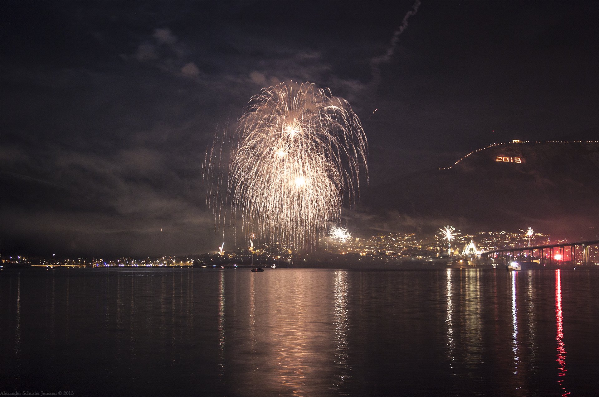 neujahr gruß 2013 fluss nacht berg lichter