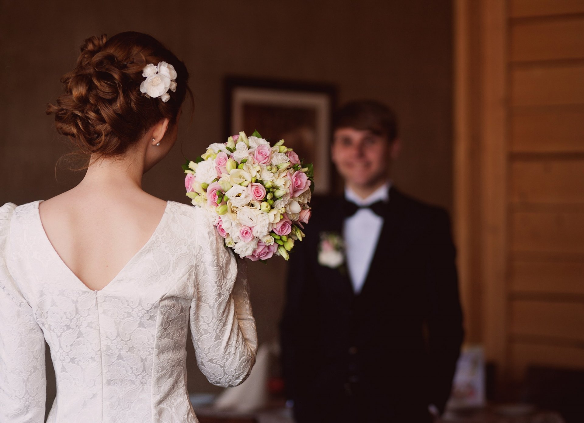 hochzeit bräutigam braut rücken kleid ausschnitt frisur blumenstrauß