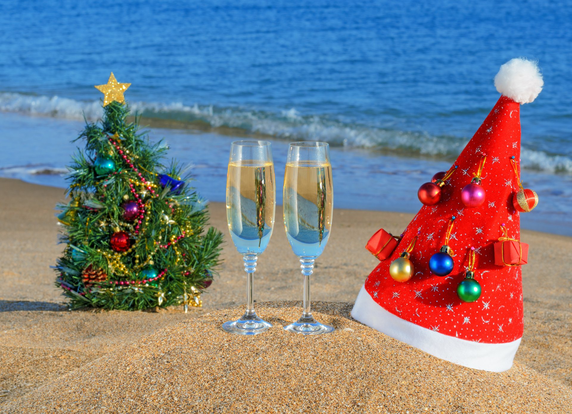 noël nouvel an vacances jouets verres à vin chapeau sable plage mer océan