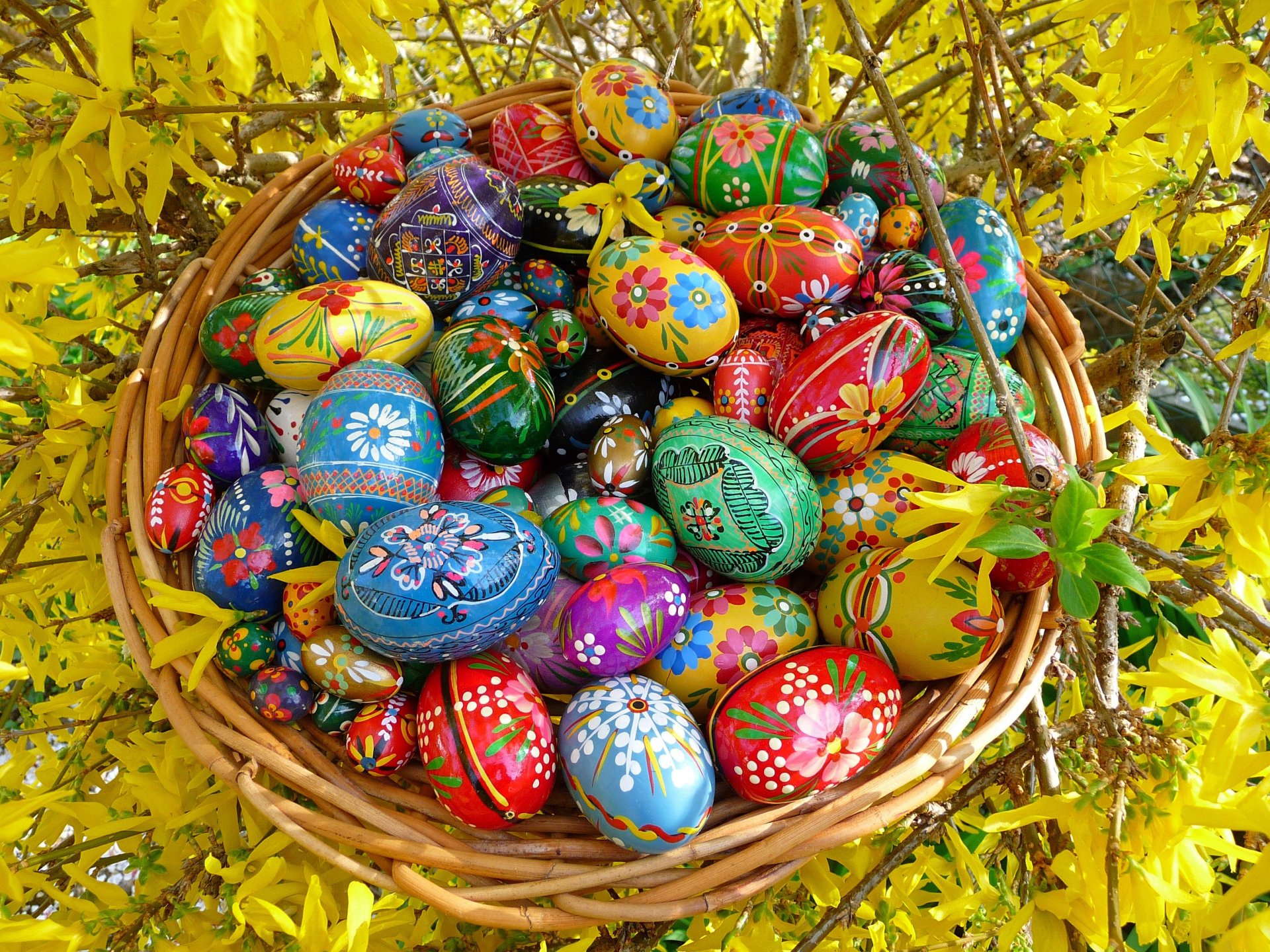 ostern gefärbt eier zeichnungen muster korb kugel hintergrund zweige blumen