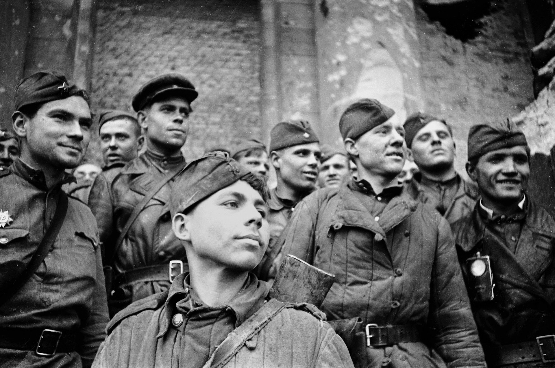 oviet soldiers heroes victory face happiness may 1945