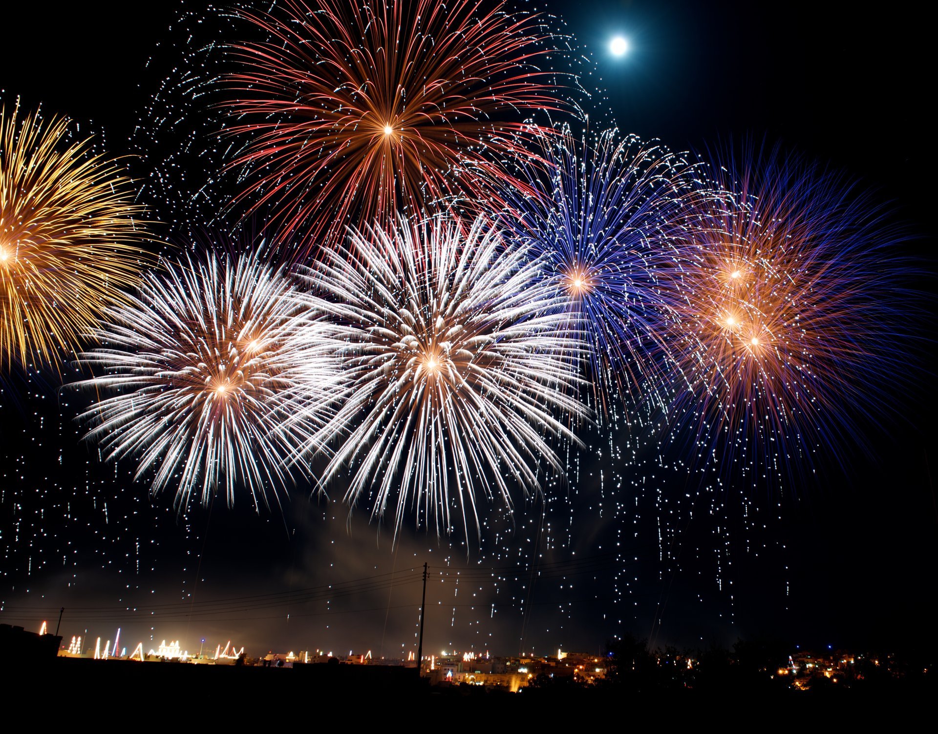 feuerwerk gruß stadt nacht himmel lichter feiertage neujahr