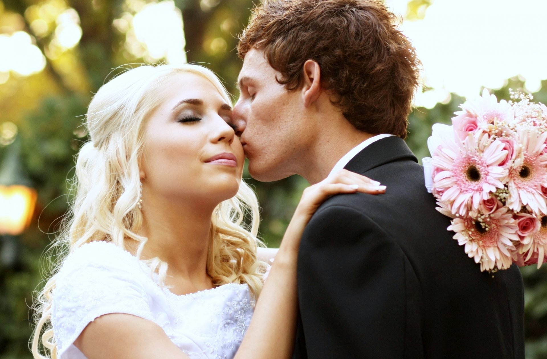 groom bride kiss bouquet blonde