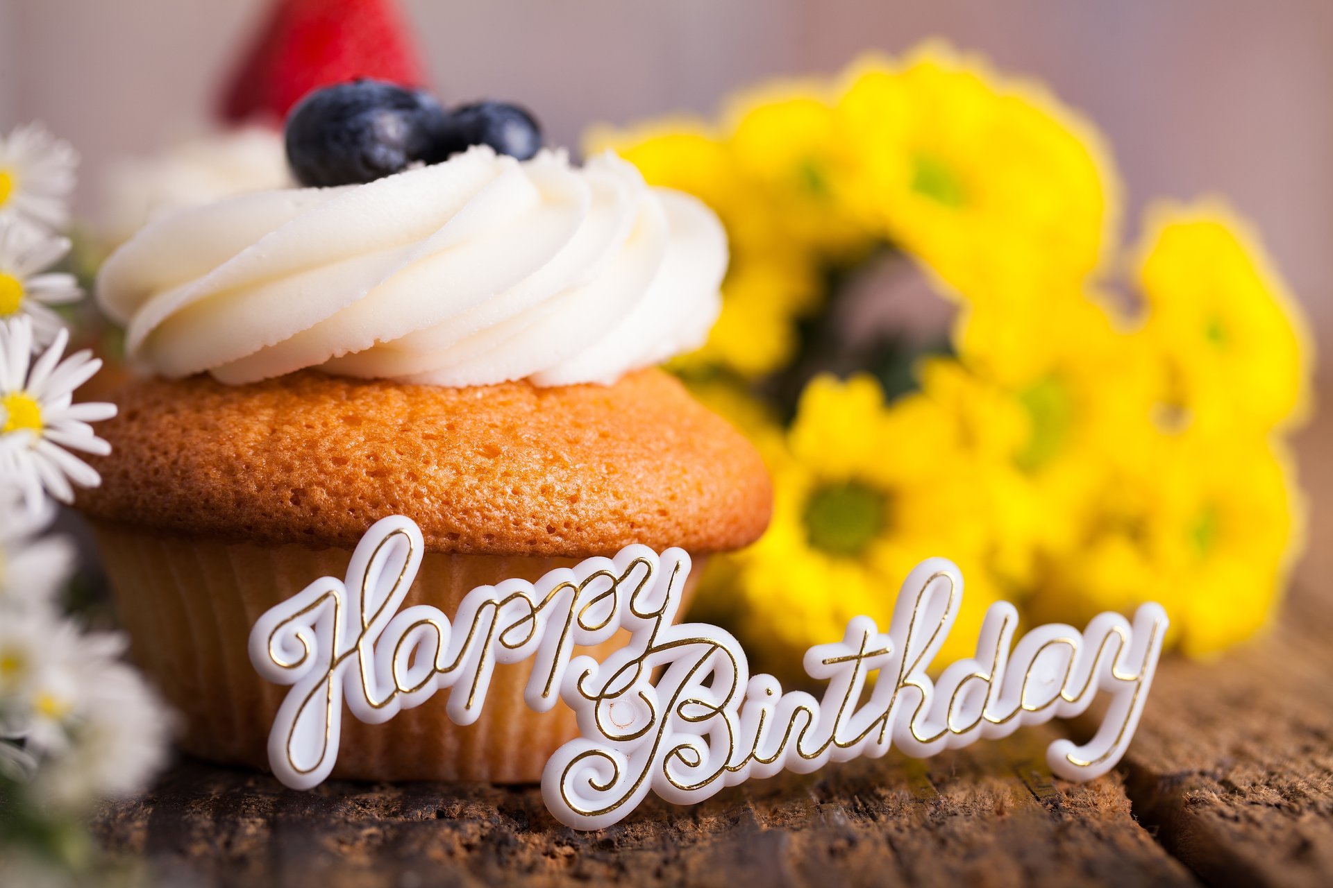 joyeux anniversaire anniversaire vacances cupcake crème myrtille dessert fleurs bouquet