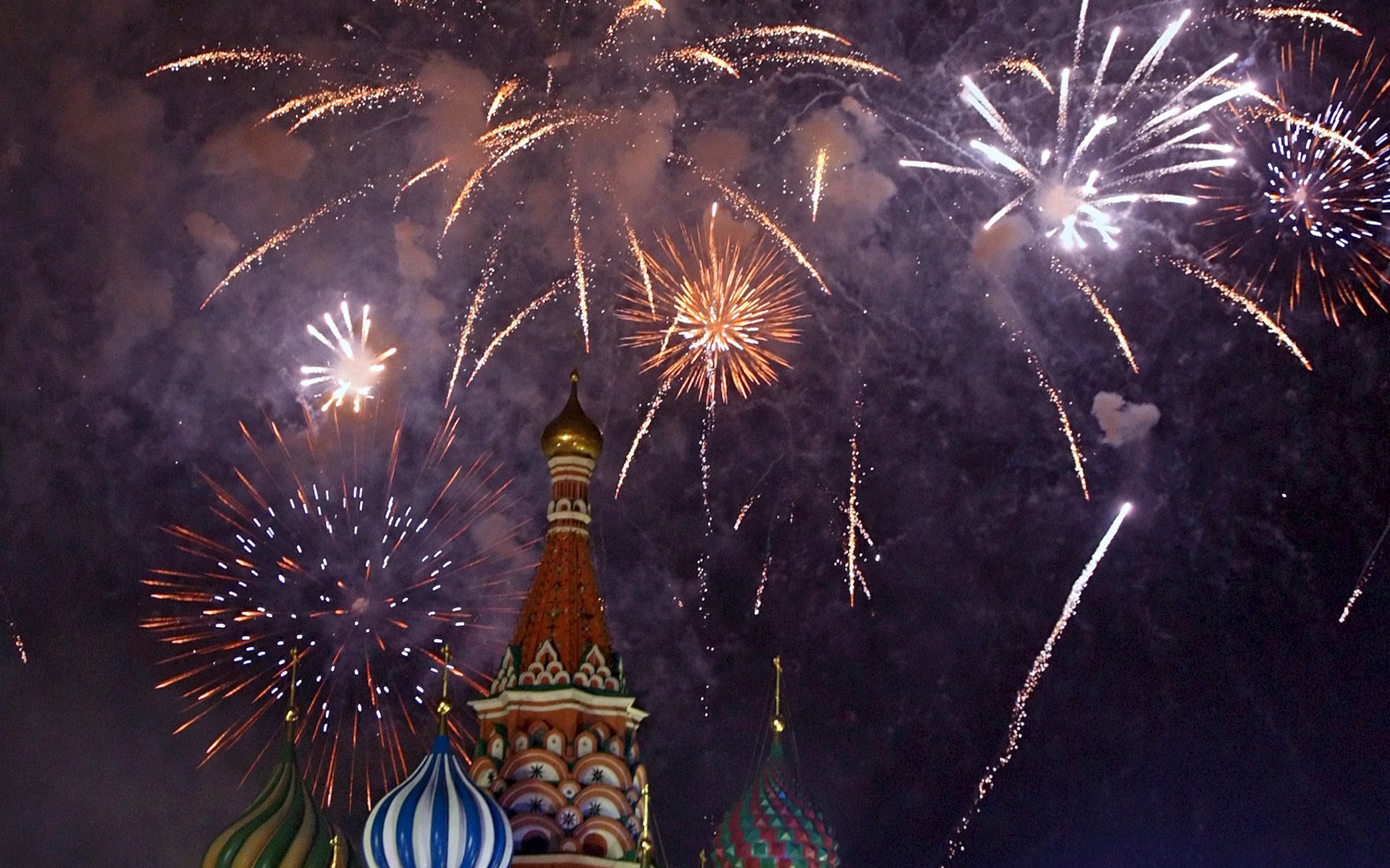 año nuevo catedral de san basilio moscú rusia fuegos artificiales saludo catedral