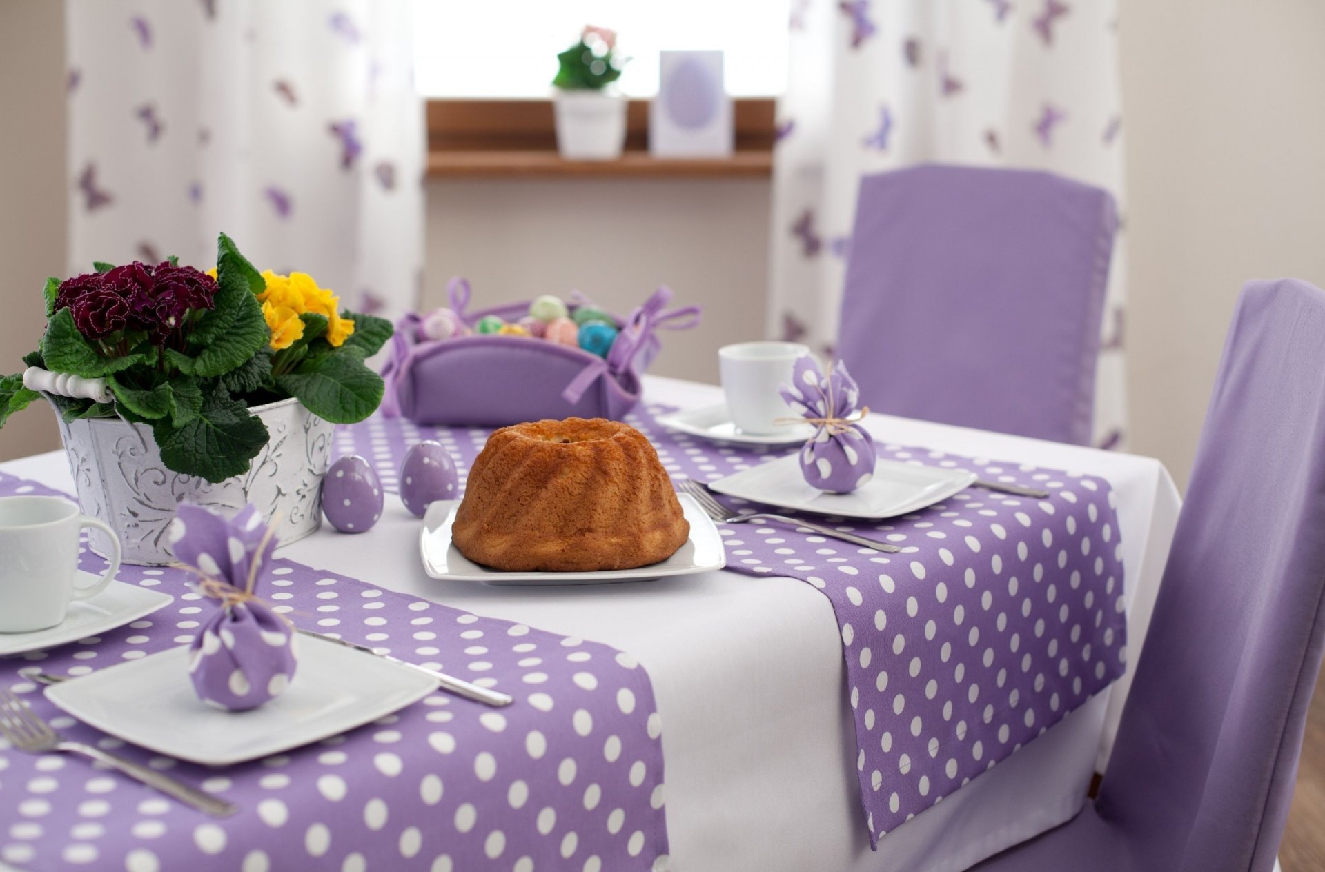 festlicher tisch kuchen kuchen eier tischdecke blumen servieren ostern