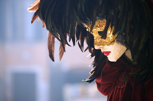 Carnaval de Venise. fermé, beau masque doré avec des plumes