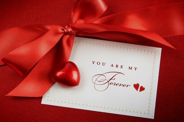 San Valentino con riconoscimento decorato con un fiocco. Su sfondo rosso