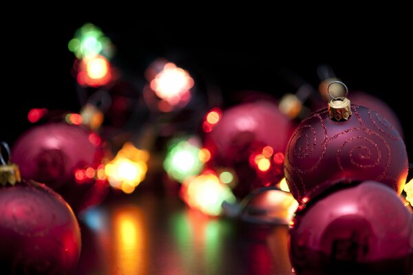 Weihnachtsschmuck Weihnachtsbaum rote Kugeln mit Girlande Muster