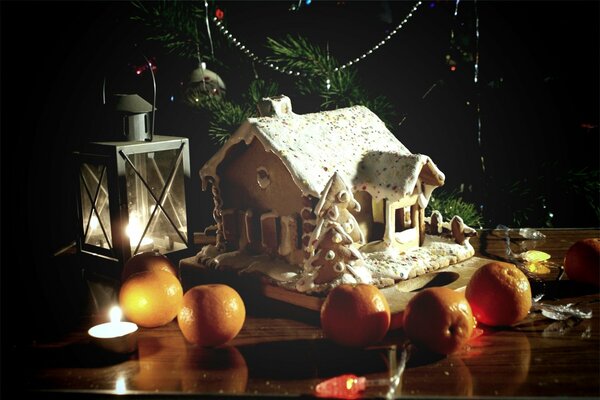 Lebkuchenhaus mit Mandarinen am Weihnachtsbaum