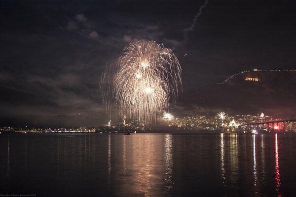 Feuerwerk über dem Fluss für das neue Jahr 2013