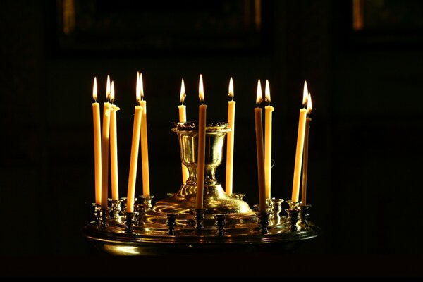 Церковные свечи зажжены к празднику