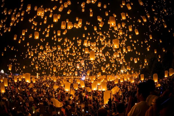 Molte candele accese alla festa di massa