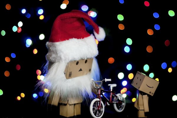 Weihnachtsmann aus Schachteln mit Geschenk