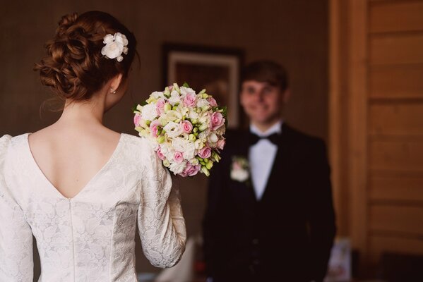 Le marié rencontre la mariée dans la chambre