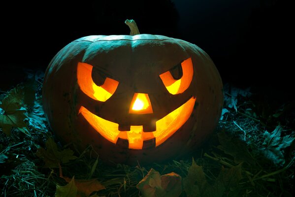 Cara de calabaza con una vela de Halloween