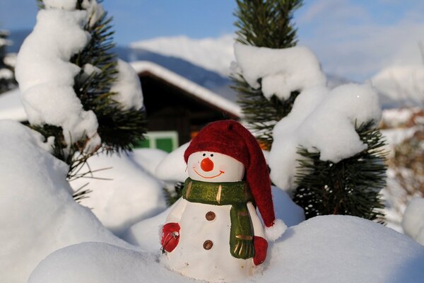 Bonhomme de neige jouet mignon dans la congère