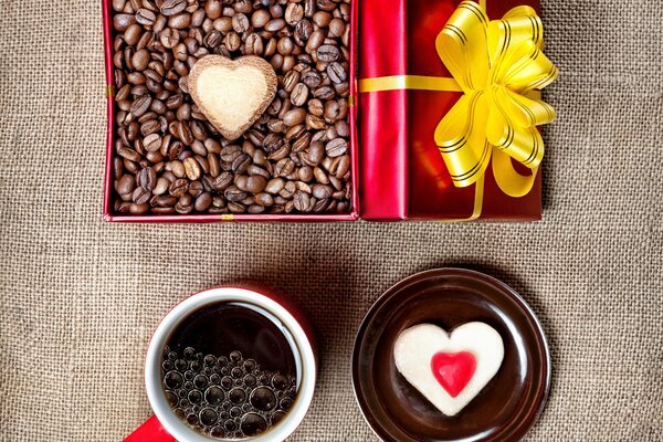 Чёрный кофе и подарочная коробка с зёрнами