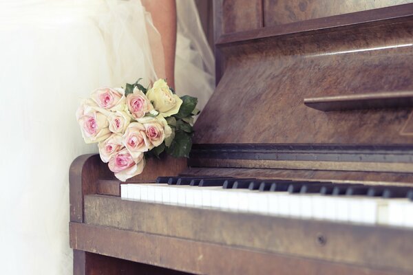 Bouquet di rose rosa sul pianoforte