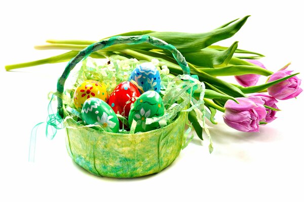 Cesta de huevos de Pascua y ramo de tulipanes