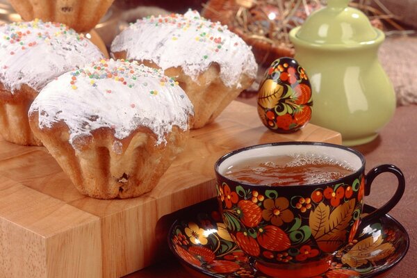 Gâteau de Pâques avec tasse de thé