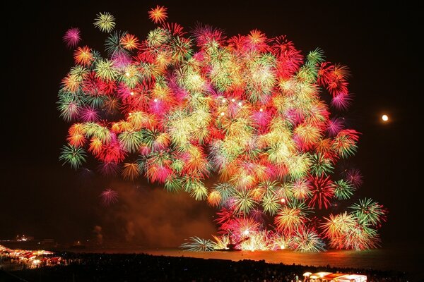 Feux d artifice lumineux sur la ville de nuit