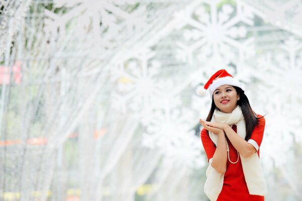 Fille asiatique en costume de Noël souriant