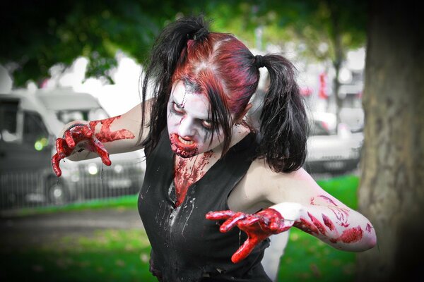 Chica con traje de zombie ensangrentado