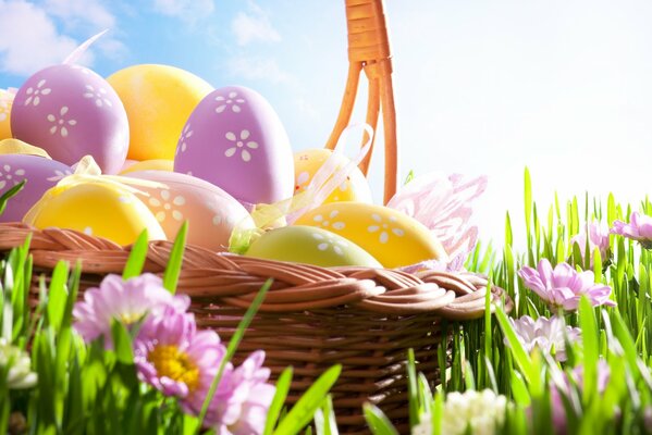 Huevos de Pascua yacen en una canasta de mimbre