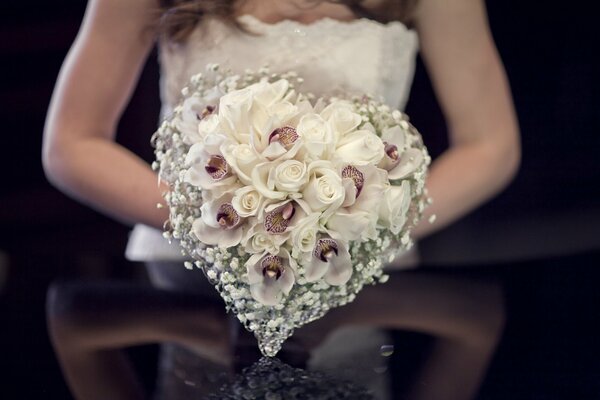 Mariée avec un bouquet en forme de coeur