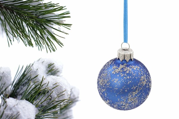 Bola de juguete de Navidad en el árbol de Navidad
