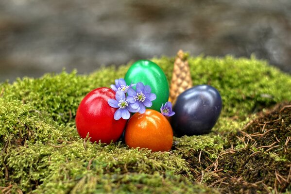 Su un supporto di pelliccia uovo di Pasqua tinto