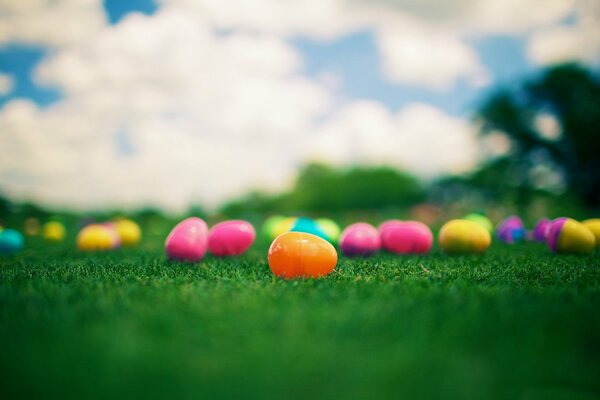 Rosée d oeufs de Pâques lumineux sur l herbe