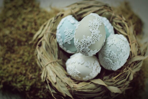 Huevos de Pascua de encaje en el nido