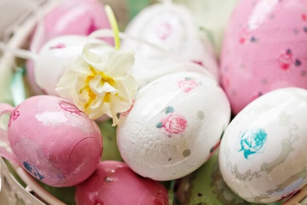 Oeufs de Pâques avec l image de roses