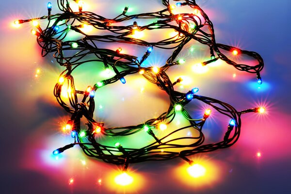 Weihnachtsgirlande mit farbigen Glühbirnen