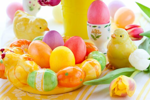 Huevos brillantes de Pascua y pollitos pequeños