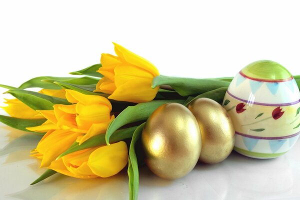 Fondos de pantalla tulipanes amarillos con huevos de Pascua