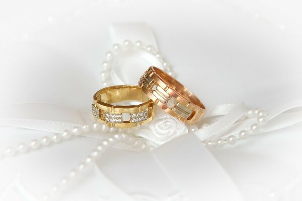 Золотые обручальные кольца на свадьбу