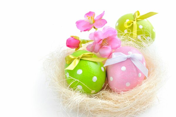 Huevos de Pascua con flores de primavera