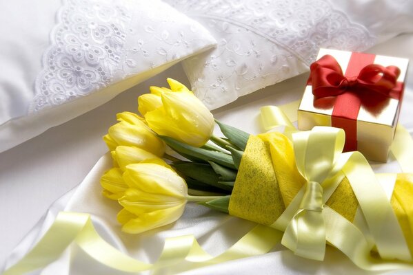 Żółte tulipany i pudełko z prezentem