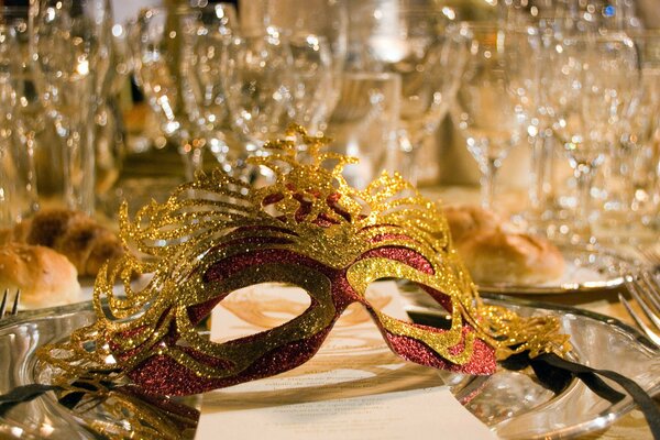 Maske auf dem festlichen Tisch, Maskenball