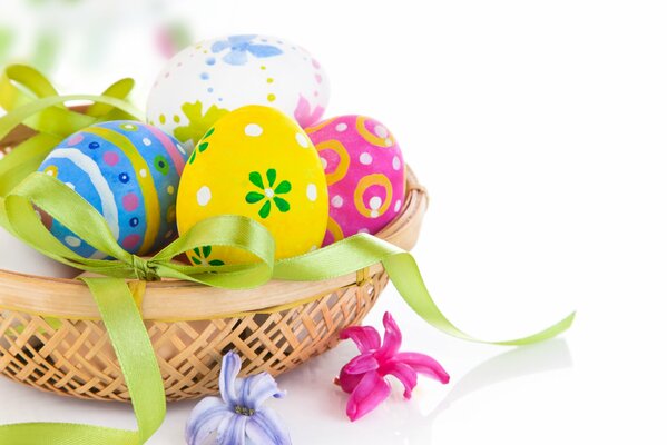 Huevos de Pascua con flores de primavera