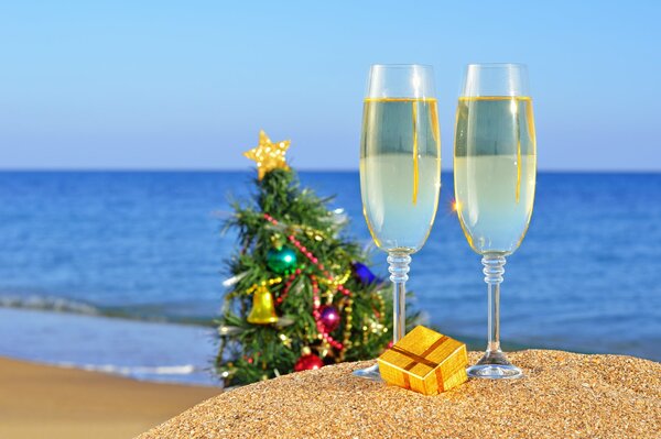 Silvester am goldenen Strand am Meer